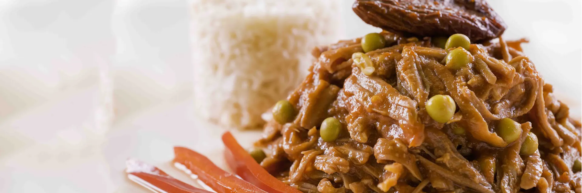 Tinga de falda de res con chícharos, el clásico sabor de casa