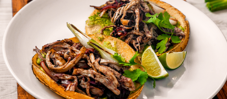 Tacos de pollo con jamaica: frescos, ligeros y llenos de sabor