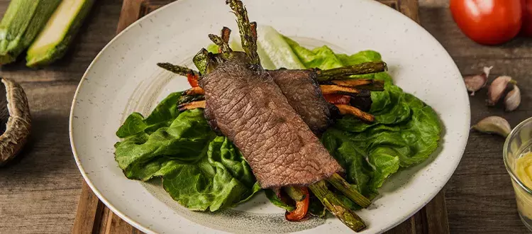 Bocadillos de res con verduras