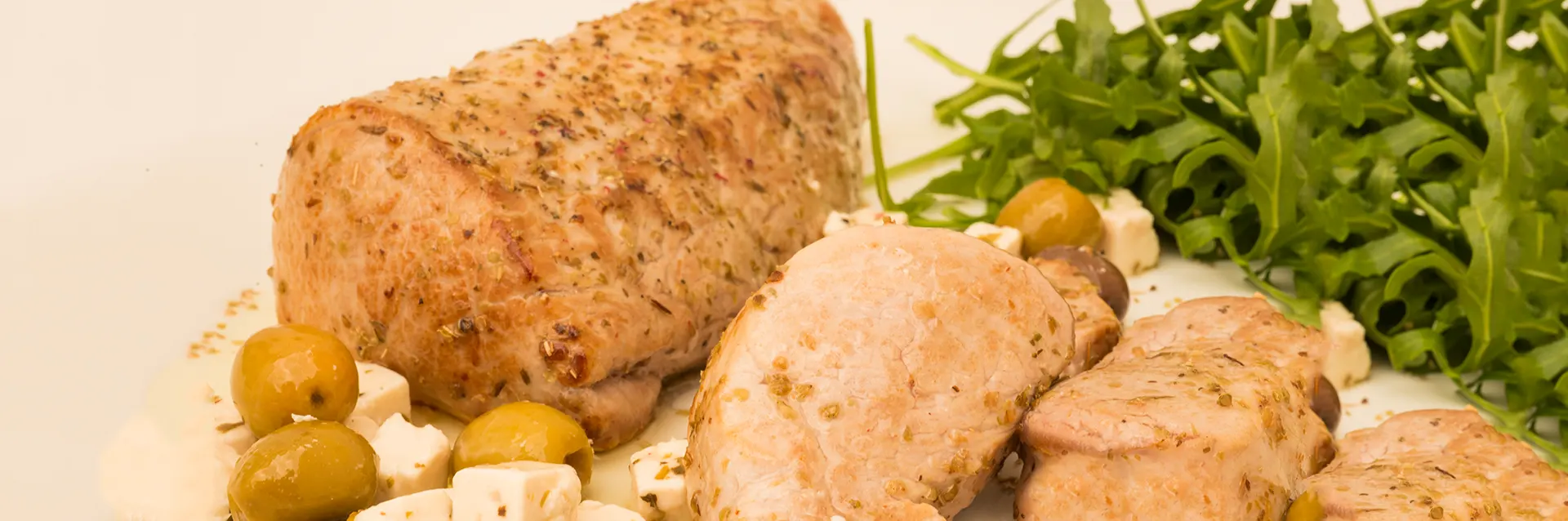 Filete de cerdo a la griega… aceitunas, queso, orégano, oliva.