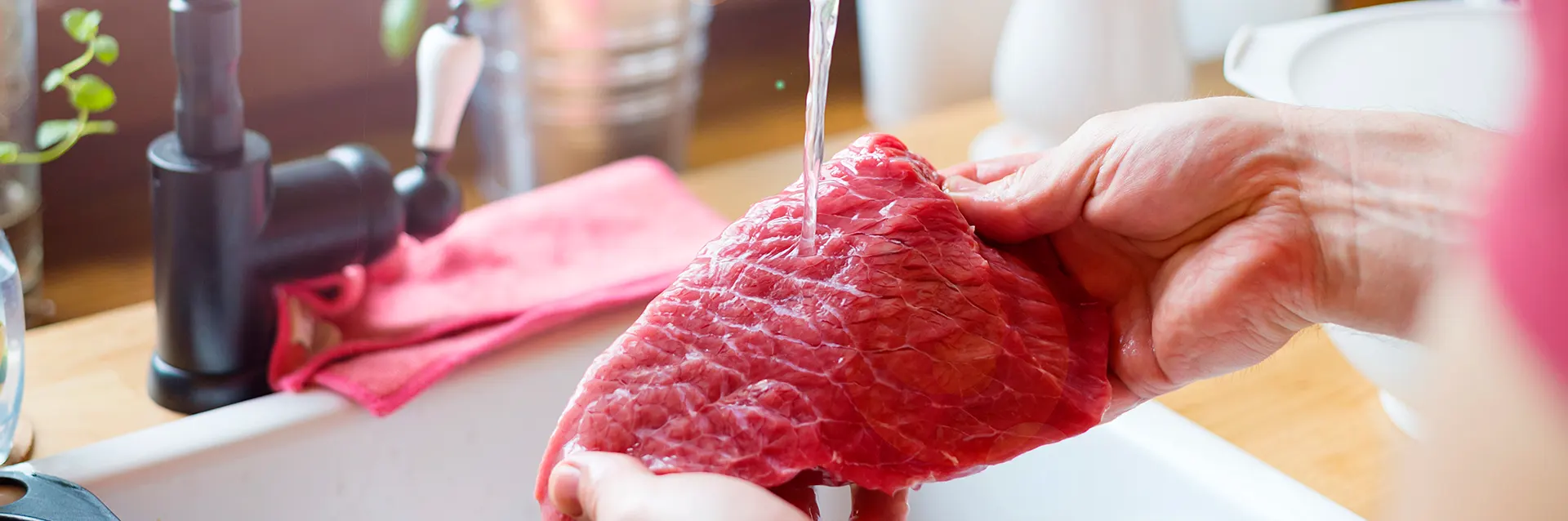 ¿Cuál es la forma correcta de lavar la carne?