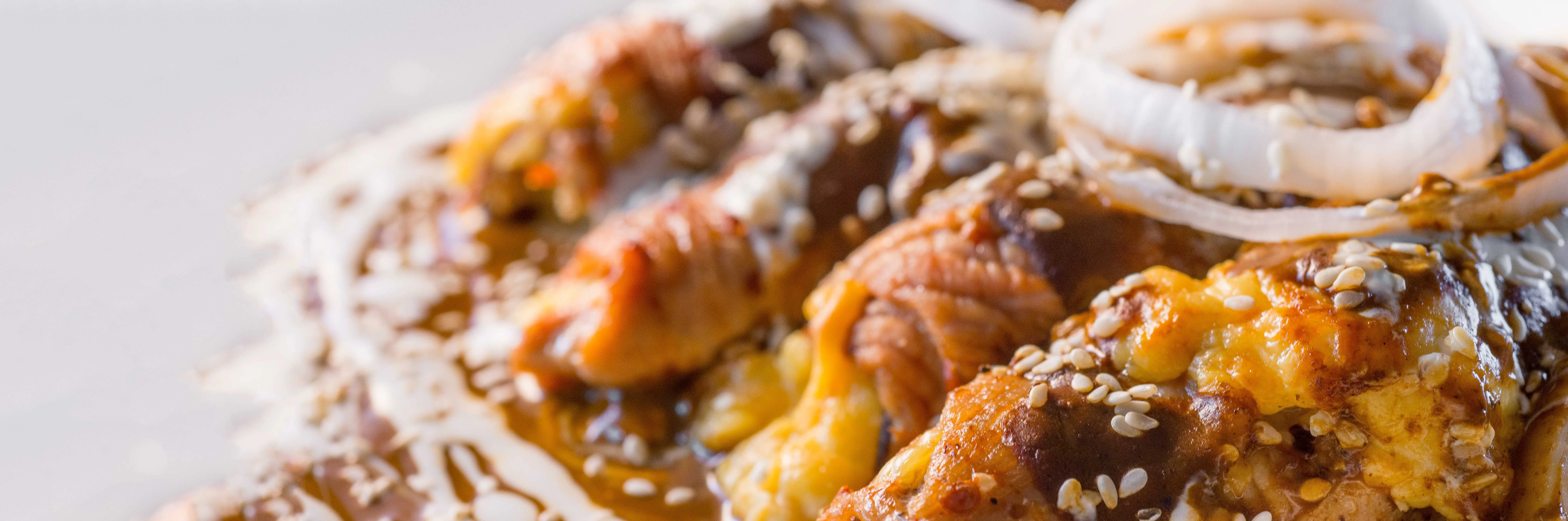 Rollitos de milanesa al adobo rellenos de queso en salsa de mole, ¡lo tienen todo!