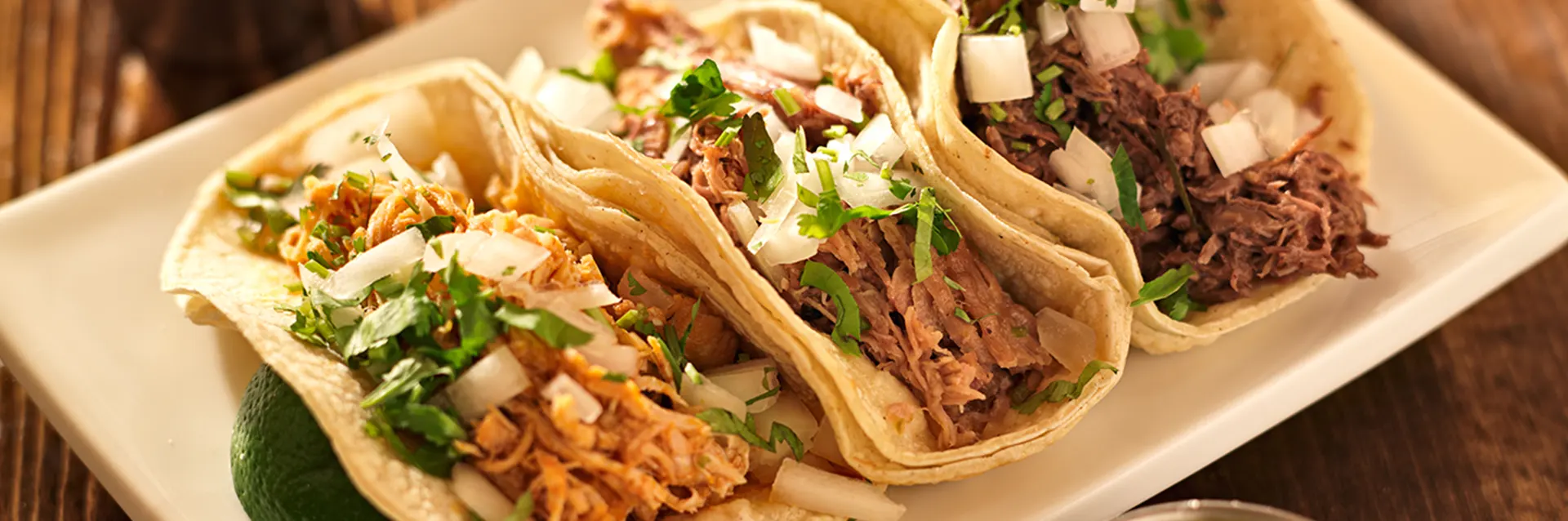Tacos de carnitas... con su salsa, sus cebollitas, su limoncito y ¡ñam!